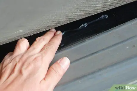 Смажьте деку беговой дорожки Шаг 3