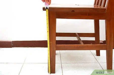 Использование мяча для упражнений в качестве стула Шаг 1