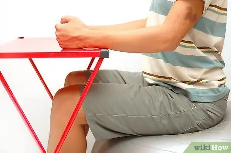 Используйте мяч для упражнений как стул Шаг 7