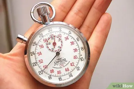 Используйте мяч для упражнений как стул Шаг 9