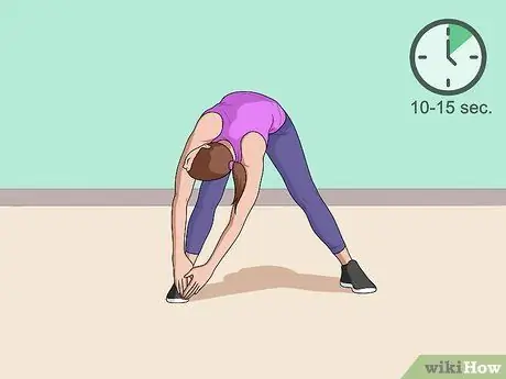 Выполните приседания с отягощением, шаг 2