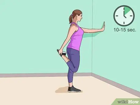 Выполните приседания с отягощением, шаг 3