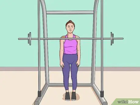 Выполните приседания с отягощением, шаг 4