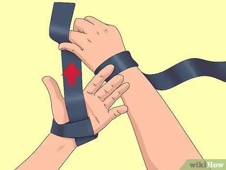 Используйте ремни для становой тяги, шаг 4