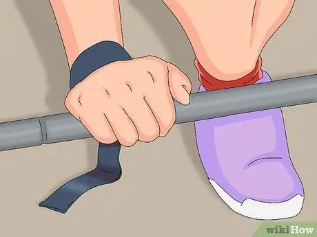 Используйте ремни для становой тяги, шаг 5