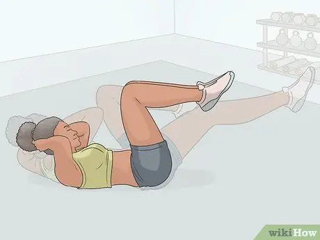 Выполните скручивания на коленях, шаг 12