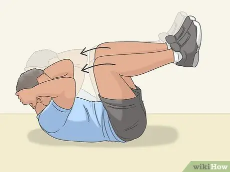 Сделайте скручивания на коленях, шаг 3