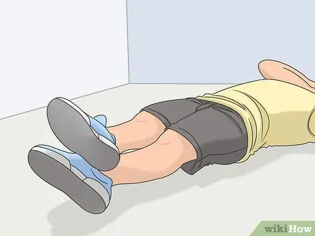 Выполните скручивания на коленях, шаг 6