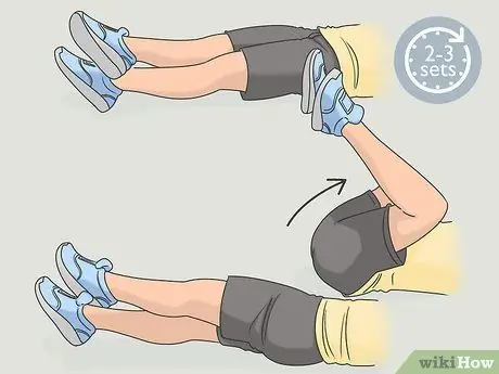 Выполните скручивания на коленях, шаг 8