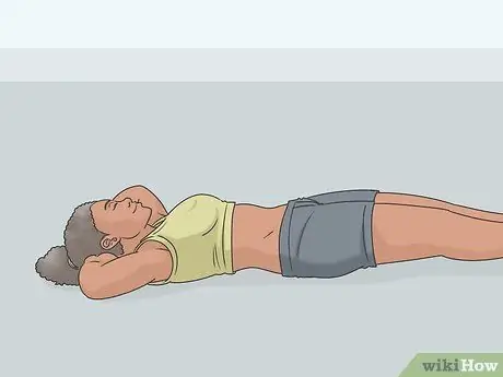 Выполните скручивания на коленях, шаг 9