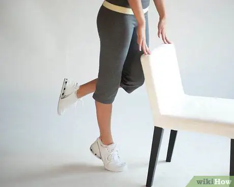 Делайте подъемы на носки, шаг 5