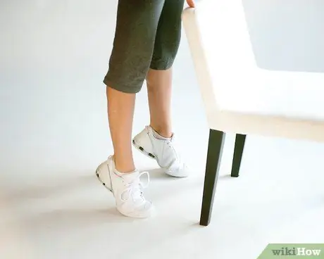 Делайте подъемы на носки, шаг 3