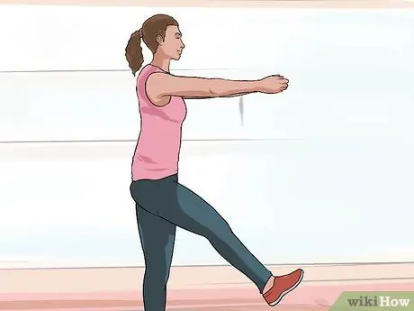 Выполните приседания на одной ноге, шаг 13