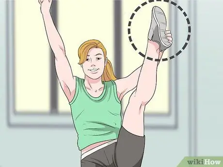 Выполняйте растяжку пяток, шаг 5