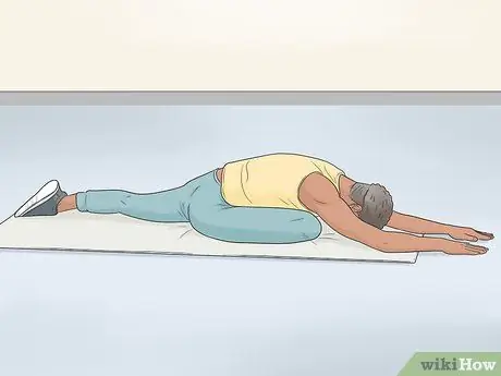 Растяните внешние бедра, шаг 1