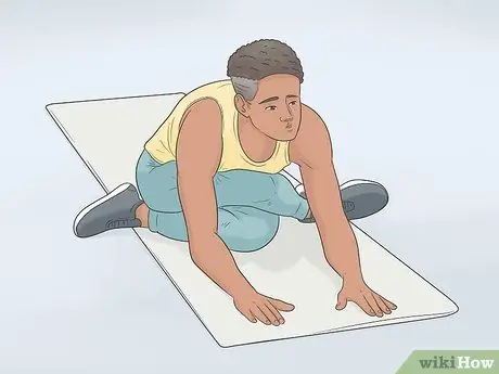 Растяните внешние бедра, шаг 2