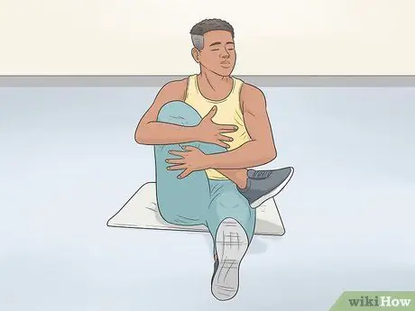 Растяните внешние бедра, шаг 3