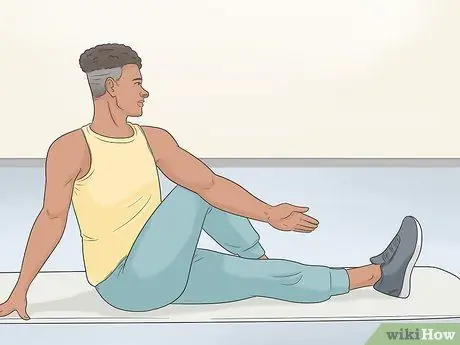 Растяните внешние бедра, шаг 4