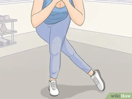 Растяните внешние бедра, шаг 7