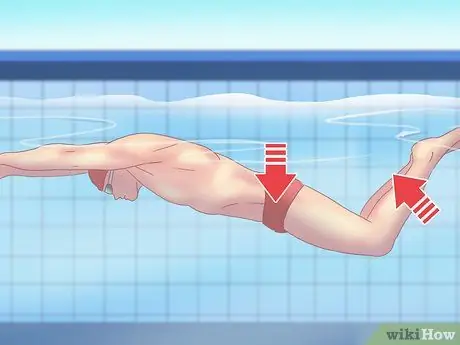 Выполните ход дельфина под водой, шаг 2