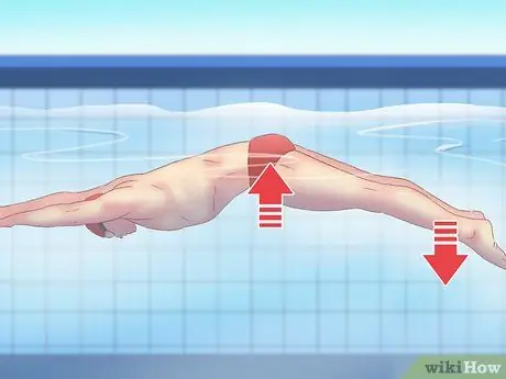 Выполните ход дельфина под водой, шаг 3