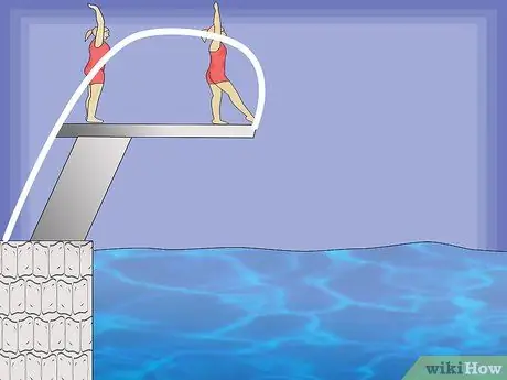 Совершите прыжок с лебедем со стороны бассейна Шаг 3