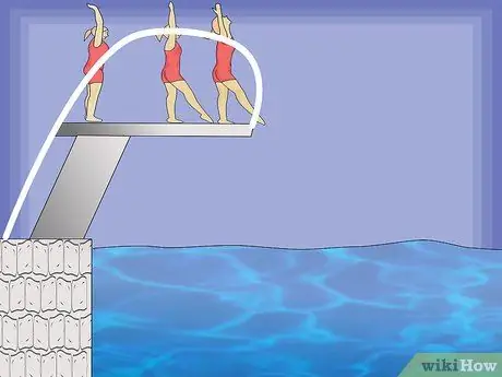 Совершите прыжок с лебедем со стороны бассейна Шаг 4