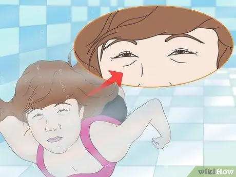 Откройте глаза под водой без очков и не повредите Шаг 5