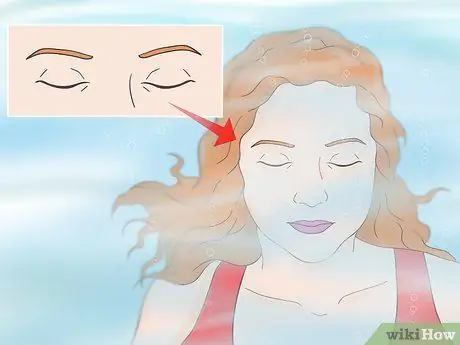 Откройте глаза под водой без очков и не повредите Шаг 6