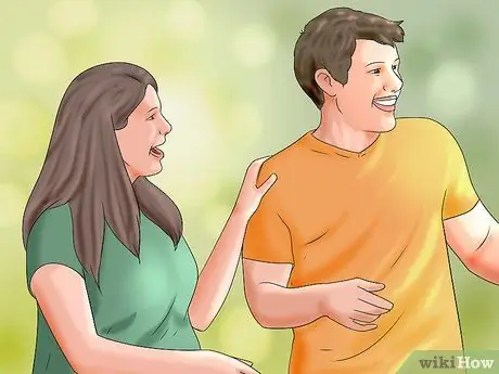 Добейтесь того, чтобы вы понравились мальчику постарше в средней школе, шаг 4, пункт 4