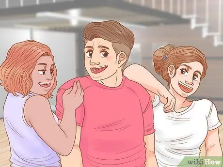 Понять разницу между флиртом и социальным взаимодействием Шаг 4