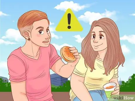 Понять разницу между флиртом и социальным взаимодействием Шаг 7