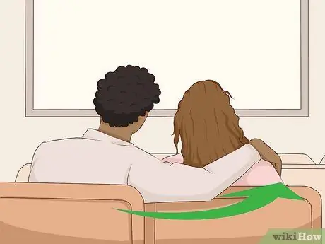 Поцелуй девушку во время просмотра фильма для парней из средней школы, шаг 6