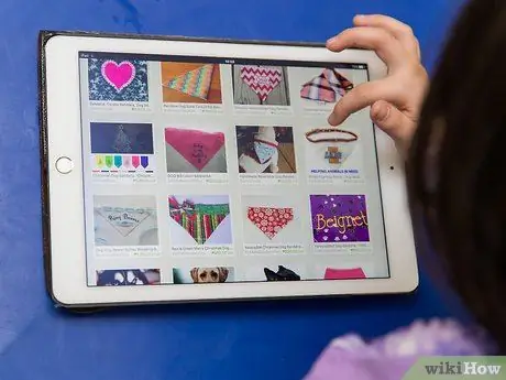 Привяжите бандану к собаке Шаг 1