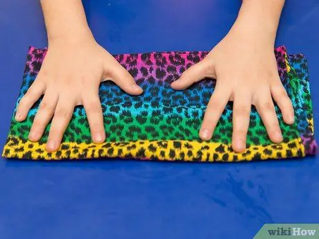 Привяжите бандану к собаке, шаг 2