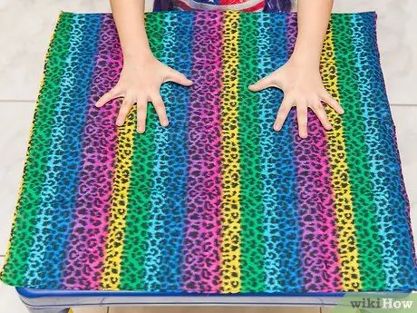 Привяжите бандану к собаке. Шаг 4