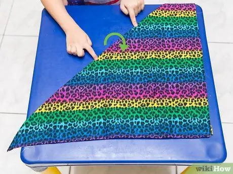 Привяжите бандану к собаке. Шаг 5