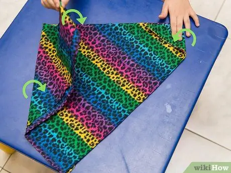 Привяжите бандану к собаке. Шаг 6