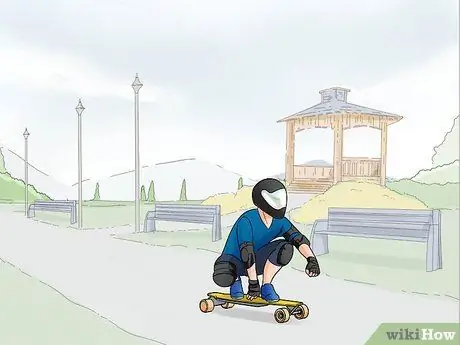 Найдите хорошее место, чтобы начать кататься на скейтборде Шаг 4