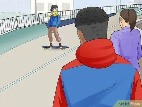 Найдите хорошее место, чтобы начать кататься на скейтборде Шаг 6