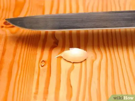 Приготовить чесночный сок, шаг 3