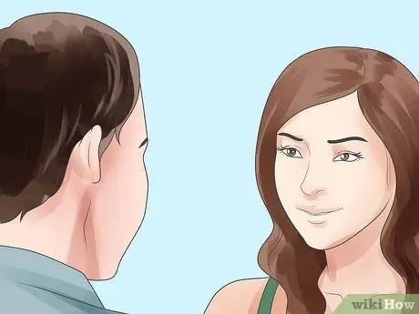 Попросите парня пригласить вас на свидание Шаг 1