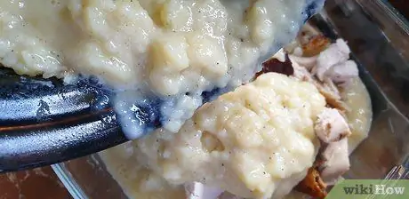 Приготовьте оставшуюся индейку и запеканку с начинкой Шаг 4