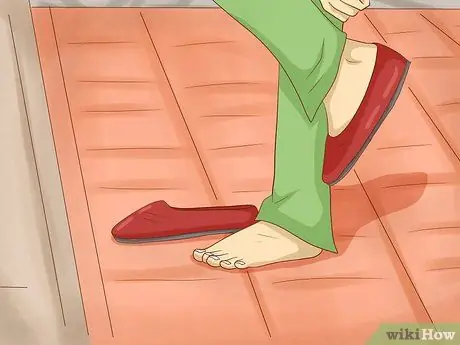 Будьте уважительны при посещении индуистского храма Шаг 4