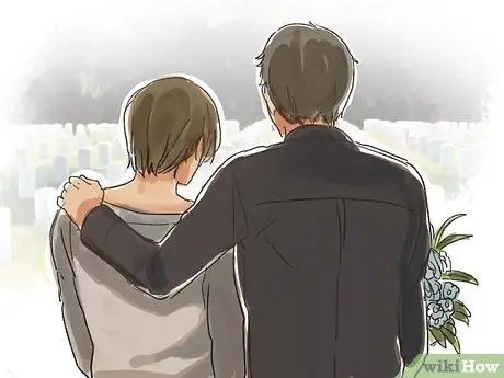 Предложите помощь и поддержку овдовевшей матери Шаг 13