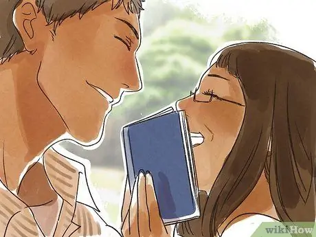 Предложите помощь и поддержку овдовевшей матери Шаг 15