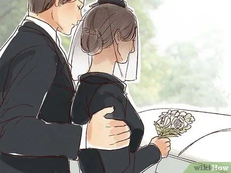 Предложите помощь и поддержку овдовевшей матери Шаг 7