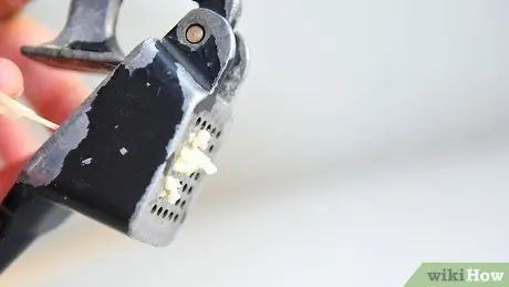 Легко очистить чесночный пресс Шаг 4