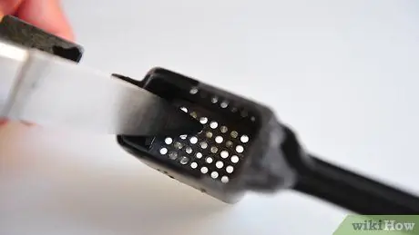 Легко очистить чесночный пресс Шаг 6