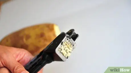 Легко очистить чесночный пресс Шаг 8